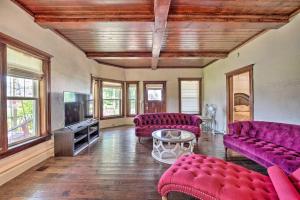 Charming Home with BBQ 9 Mi to Chautauqua Lake!的客厅配有红色沙发和电视
