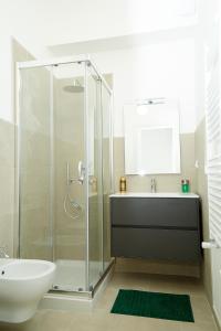布林迪西Scirocco Guest House的带淋浴、盥洗盆和卫生间的浴室