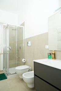 布林迪西Scirocco Guest House的带淋浴、卫生间和盥洗盆的浴室