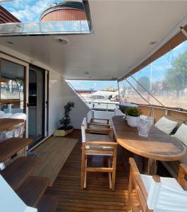 斯德哥尔摩Nice VIP Cabin in a Luxurious Yacht的船上的甲板,配有木桌和椅子