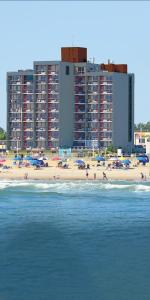 弗吉尼亚海滩碎浪度假酒店的一群人在海滩上建有建筑物