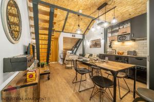 法鲁7 Styles Apartments by Raspberry Cascade的厨房以及带桌椅的用餐室。