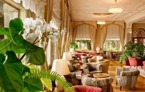 加尔多内-里维耶拉加尔多内大酒店的大堂配有沙发、椅子和植物