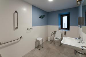 雷东德拉A Dársena do Francés的浴室配有白色卫生间和盥洗盆。
