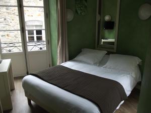 维特雷勒敏诺特尔酒店的绿色客房的一张床位,设有窗户