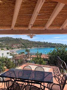阿尔巴塔克斯porto frailis Arbatax casa vista mare的一个带桌椅的庭院,享有水景