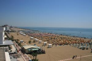 卡奥莱Duca degli Abruzzi的一片满是遮阳伞的海滩