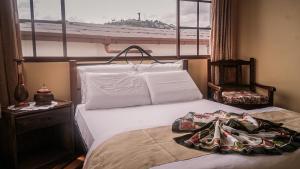 基多Hotel La Cierva de San Marcos的卧室配有白色的床和窗户
