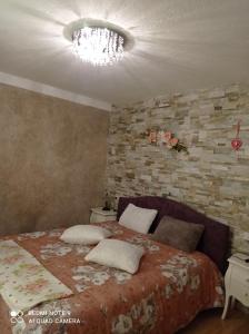 卡斯泰洛泰西诺Vacanze In Tesino的一间卧室配有一张带两个枕头的床