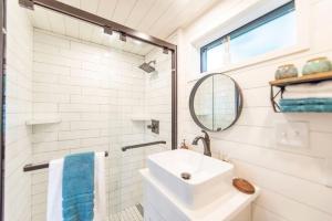 BellmeadNEW The Brazos-Tiny Home 12 Min to downtown的白色的浴室设有水槽和镜子