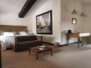 SanteaguedaHotel Canaria的一间卧室配有一张床、一张沙发和一台钢琴