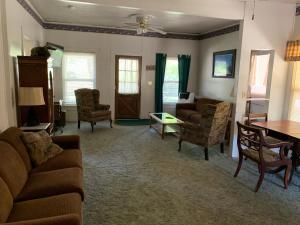 沙斯塔山Mount Shasta Ranch Bed and Breakfast的客厅配有沙发、椅子和桌子