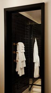 纽约The Moore的浴室内的镜子和白色毛巾