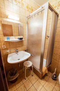 Ranten哈默斯米尔德宾馆的带淋浴和盥洗盆的浴室