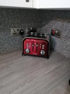 考文垂Lovely 2-Bed Apartment in Coventry的台面上的一个红色烤面包机