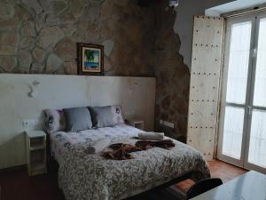 加的斯加的斯睡眠旅馆的一间卧室配有一张石墙床