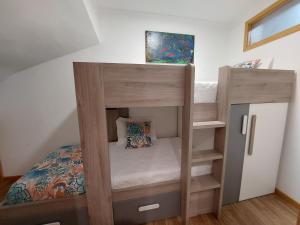 加亚新城Vitoria Douro 2的配有2张双层床的宿舍间