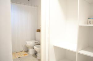 拉斐拉Mono ambiente amplio, luminoso y moderno con excelente ubicación的白色的浴室设有卫生间和窗户。
