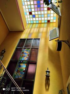 加的斯加的斯睡眠旅馆的一间设有彩色玻璃窗和天花板的客房