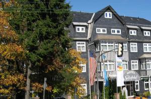 伦韦格地区诺伊豪斯斯福霍夫精品酒店的前面有旗帜的大房子