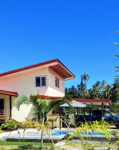 AfareaituMOOREA - Villa Maoe Pool的前面有游泳池的房子