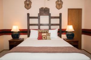 沃尔卡诺Lokahi Lodge的一间卧室配有一张大床和两盏灯