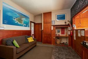 凯库拉海豚酒店的客厅配有沙发和墙上的地图