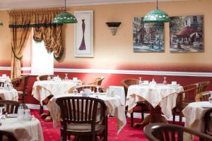 新港Calverts Hotel - Newport, Isle of Wight的餐厅配有桌椅和白色桌布