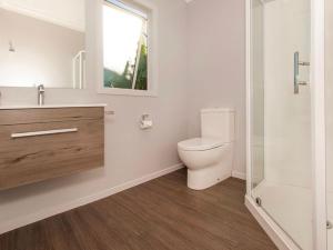 怀蒂昂格Hosts on the Coast Belair Bach的浴室配有卫生间、盥洗盆和淋浴。