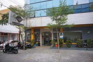 三宝垄Hotel Pantes Kota Lama Semarang的停在前面的一座带摩托车的建筑