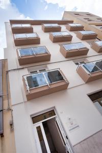 特拉帕尼西窗酒店的一面有窗户的建筑