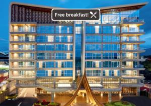武吉丁宜Hotel Santika Bukittinggi的带有免费早餐标志的公寓建筑的 ⁇ 染