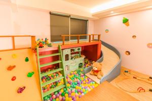 罗东镇閣樂親子旅宿Kids Fun Hotel的儿童间 - 带豆科屋