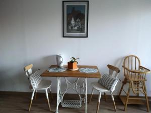 阿梅尔斯克维Le Petit Pèlerin的餐桌,椅子和植物