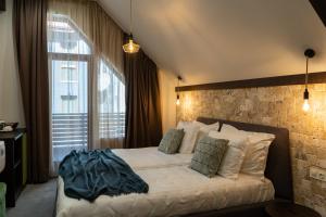 潘尼希特103 Alpine Hotel的一间卧室配有一张砖墙床