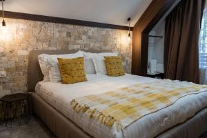 潘尼希特103 Alpine Hotel的一间卧室配有一张带黄色和白色枕头的大床