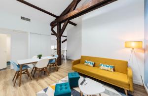 贝格莱Aux portes de Bordeaux Le Loft Samba MindUrGuest的客厅配有黄色的沙发和桌子