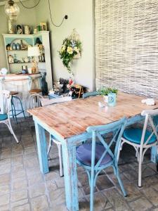 Occimiano圣瓦勒里奥住宿加早餐旅馆的一张木桌和椅子