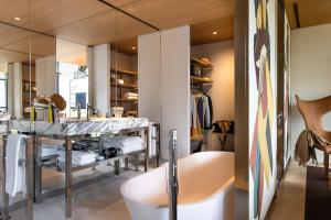 巴黎VILLA M的更衣室设有浴缸和镜子