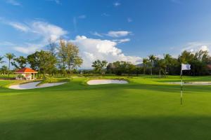 邦涛海滩Cassia Residences by Laguna Phuket的享有高尔夫球场和绿色美景