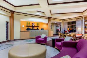 罗利拉群塔罗利瑰珀翠旅馆&套房的大堂配有紫色椅子和桌子