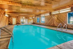 贝克斯菲尔德贝克斯菲尔德北拉昆塔酒店的木制房屋内的游泳池,拥有木制天花板