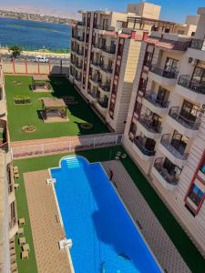 卢克索Kemet Apartment luxor的享有带游泳池的建筑的空中景致