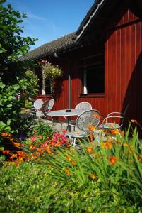 威廉堡Roam West的庭院配有椅子、桌子和鲜花