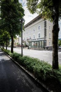 布鲁尼科Hotel Bruneck Design-Apartments的大楼前空的街道