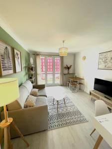 圣艾蒂安Le Châteaucreux - Cosy & SPA的客厅配有沙发和桌子