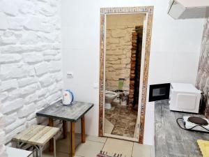 索契德普塔特斯基度假屋的浴室设有镜子和卫生间