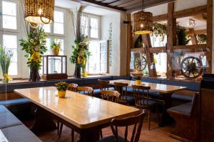 施派尔多姆霍夫酒店的餐厅设有桌椅和窗户。