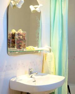 瓜达拉哈拉坎维克酒店的一间带水槽和镜子的浴室