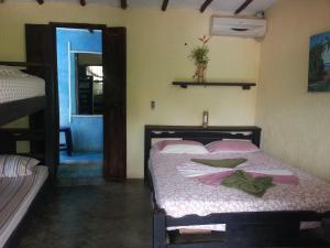 Puerto ColombiaCasa Nova的一间卧室配有带粉红色枕头的床。